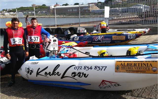 Rynhardt Koekemoer (links) en Tiekie Morkel  by hulle Rubbetboot, Koekeloer, tydens die Trans Agulhas Wedvaart. 